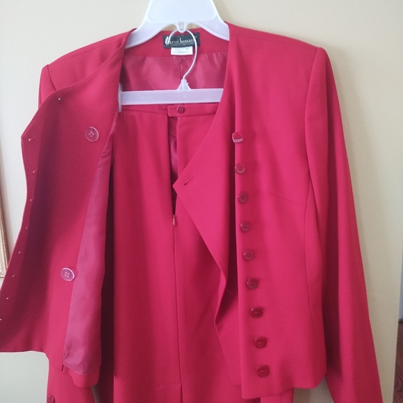 Harve Bernard suit,side button jacket size 10, skirt top zipper split at bottom. - Picture 5 of 6